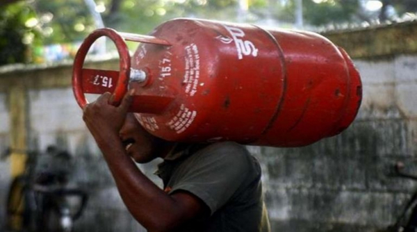 The price of a cylinder again increases: Rs 103.5 hike in two months