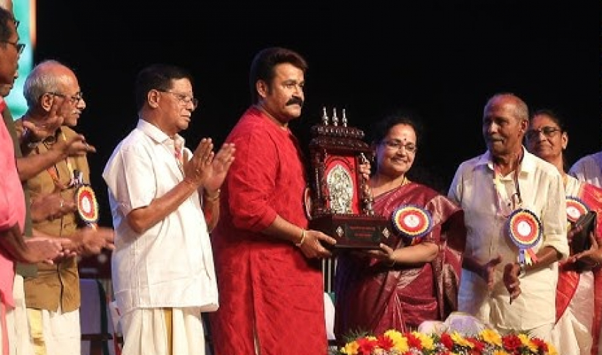 ആറ്റുകാൽ ക്ഷേത്രത്തിൽ വെച്ച് അംബാ പുരസ്കാരം ഏറ്റുവാങ്ങിയ നടൻ മോഹൻലാൽ