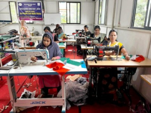 ഹർ ഘർ തിരംഗ: വീടുകളിൽ ഉയർത്താൻ കുടുംബശ്രീ തുന്നുന്നു 50 ലക്ഷം ത്രിവർണ പതാകകൾ.