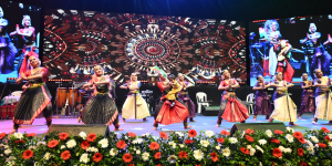 Gayathri Suresh and her team danced on stage filled with applause.