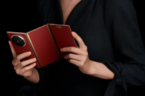 World&#039;s first tri-fold smartphone launched in global market: Price Rs 318262