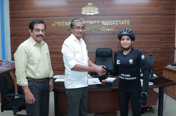 India tour alone on cycle: Asha Malviya reaches capital with women safety slogan