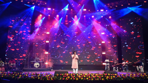 The nightingale blooms in the moonlight.