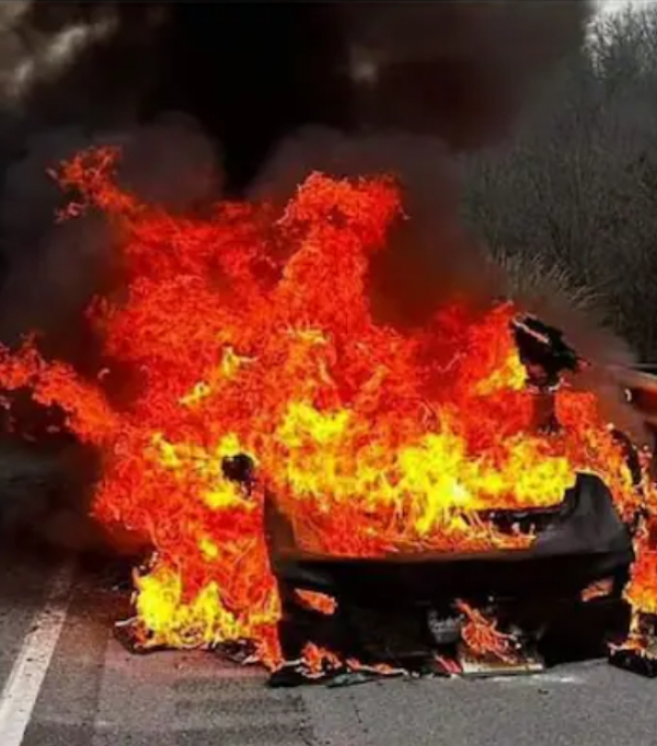  Tesla&#039;s Model S car caught fire in the middle of the road