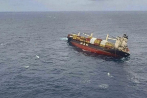 Fuel leak on ship: Oil field spreading - Caution issued