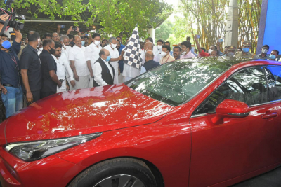 The CM flagged off the country&#039;s second hydrogen car