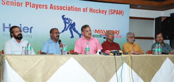Forms Senior Hockey Players&#039; Association; Senior players will be honored